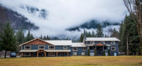 Отель Bella Coola Eagle Lodge  Bellakula